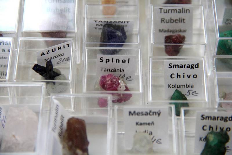 Tradiční prodejní výstavu minerálů a šperků Mineral Expo hostí o víkendu Střední škola polytechnická v Olomouci. Pořadatelé zvou všechny malé i velké příznivce přírodních kamenů, fosílií, šperků a dekorací z nich.