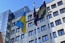 Vlajku Ukrajiny vyvěsilo před krajským úřadem olomoucké hejtmanství. Únor 2022