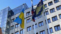 Vlajku Ukrajiny vyvěsilo olomoucké hejtmanství. Jak uvedl hejtman Josef Suchánek, národní symbol blízké východoevropské země vlaje jako vyjádření solidarity, sympatií a maximální podpory v situaci, kterou známe velmi dobře z vlastní zkušenosti  Únor 2022