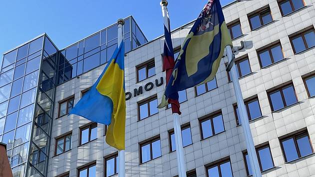 Vlajku Ukrajiny vyvěsilo před krajským úřadem olomoucké hejtmanství. Únor 2022