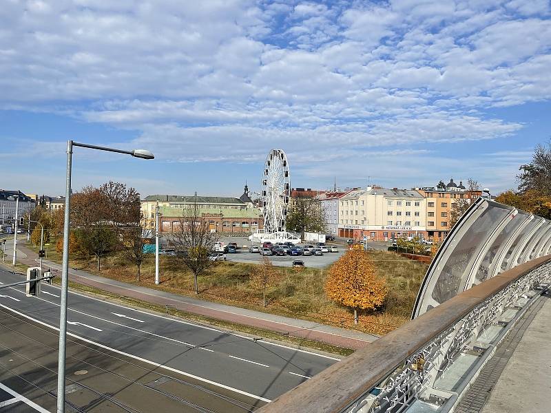 Přípravy na Vánoční trhy v Olomouci. Vyhlídkové místo je na svém místě na tržnici. 7. listopadu 2021