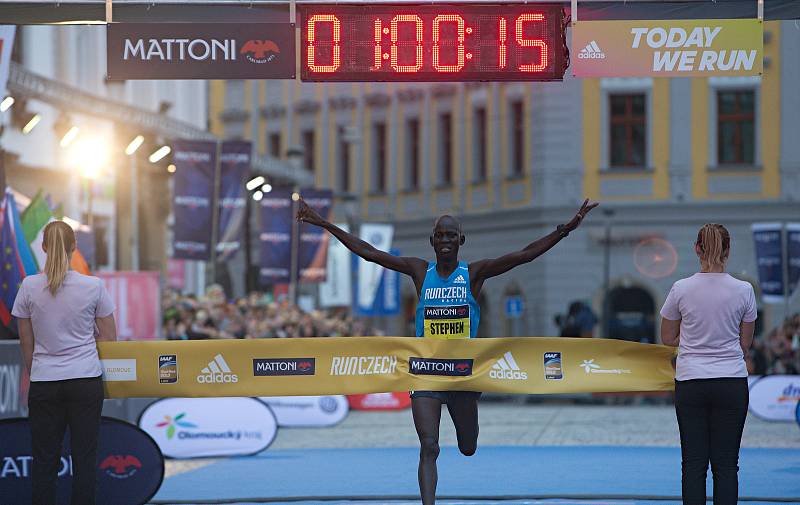 Olomoucký půlmaraton 2018 - vítěz Stephen Kiprop (Keňa) 1:00:15 - nový traťový rekord
