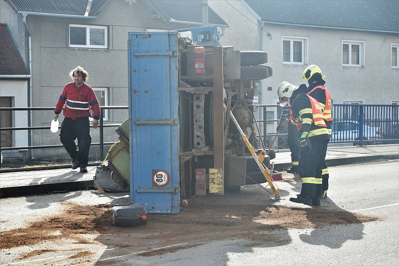 Nehoda nákladního auta v centru Senice na Hané, 24. 2. 2021