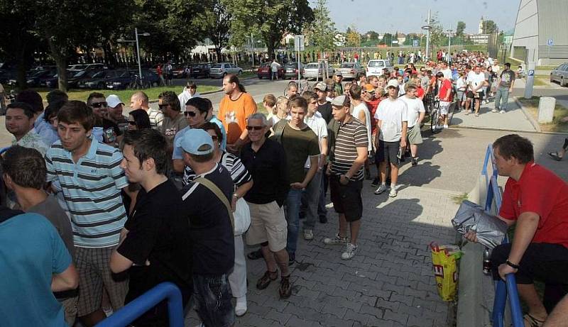 Fronta na lístky na Everton před Androvým stadionem