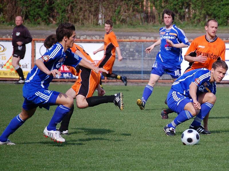 SK Unicov - SK Sigma Olomouc, nejblíže k míči má olomoucký záložník Marek Kaščák.