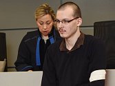 Martin Smékal u krajského soudu v Olomouci. Podle obžaloby se měl pokusit zavraždit svého soka