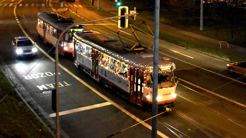 Vánočně vyzdobená tramvaj v Olomouci. Ilustrační foto