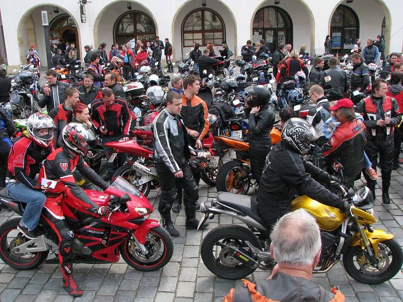 Motorkáři na olomouckém Horním náměstí odstartovali sezonu