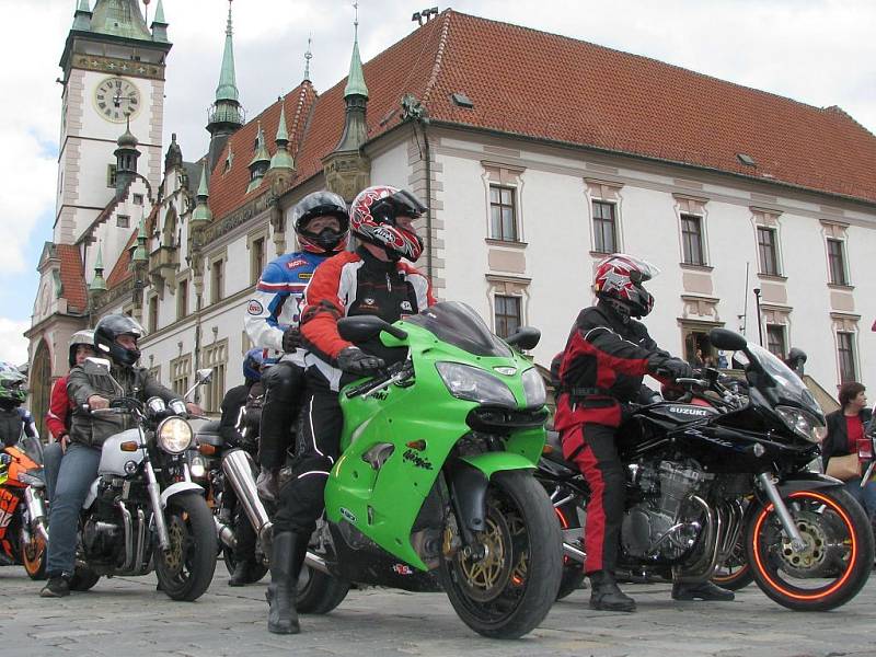 Motorkáři na olomouckém Horním náměstí odstartovali sezonu
