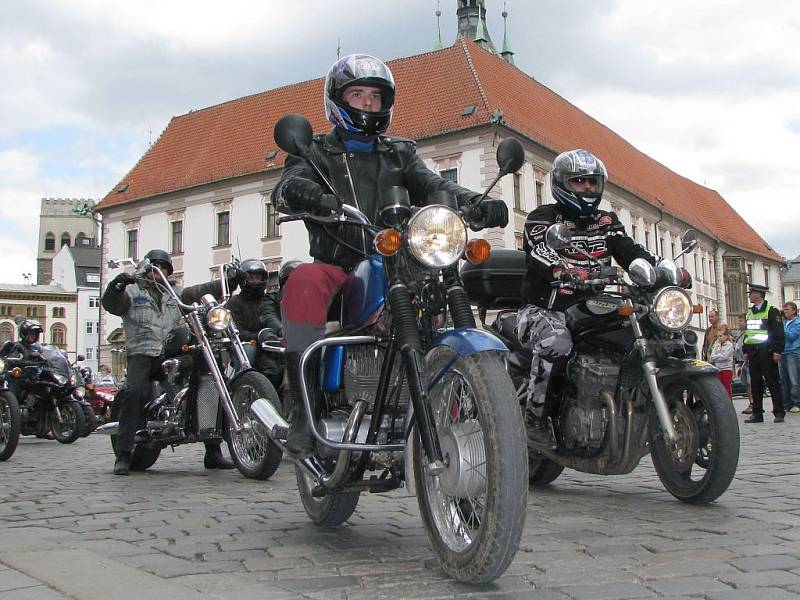 Motorkáři na olomouckém Horním náměstí odstartovali sezonu