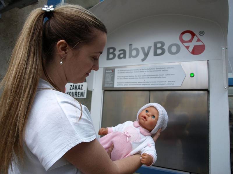 Instalace modernizovaného babyboxu v olomoucké fakultní nemocnici