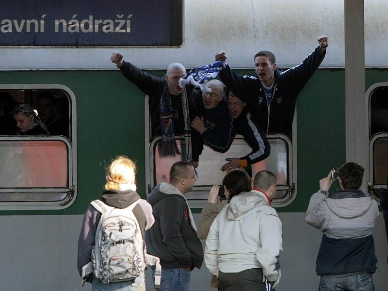 Příjezd příznivců Baníku na olomoucké nádraží.