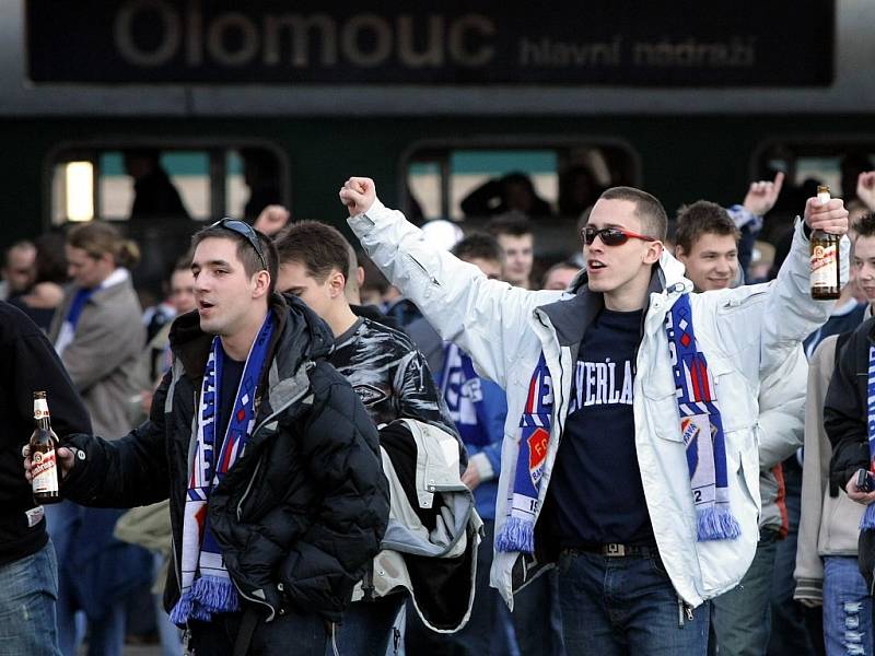 Příjezd příznivců Baníku na olomoucké nádraží.