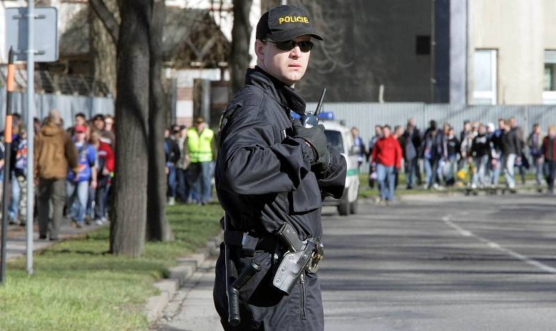 Policejní hlídka v Dobrovského ulici.