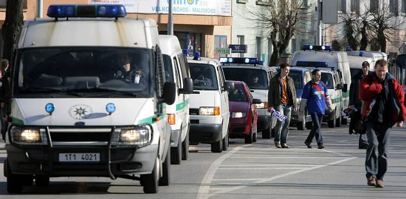 Policejní manévry před stadionem.