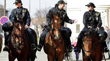 Fanoušky doprovázeli i policisté na koních.