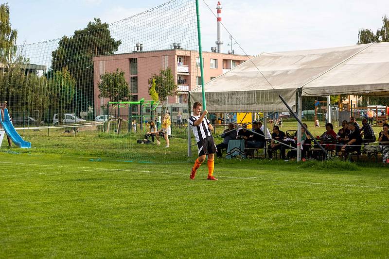 Fotbalisté Hodolan (v pruhované) porazili Červenku 5:1