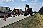 Oprava poškozené dálnice D35 u Přáslavic, červen 2021