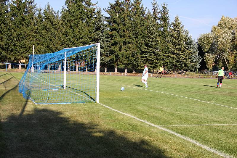 Fotbalisté SK Červenka porazili doma v okresním přeboru Lužice 7:3.  Michal Večeřa střílí do prázdné branky gól na 2:0.