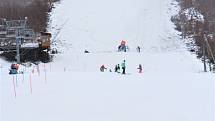 Sněhovou peřinou pokrytý svah na Hrubé Vodě, místní části Hluboček na Olomoucku se v sobotu zaplnil lyžaři.