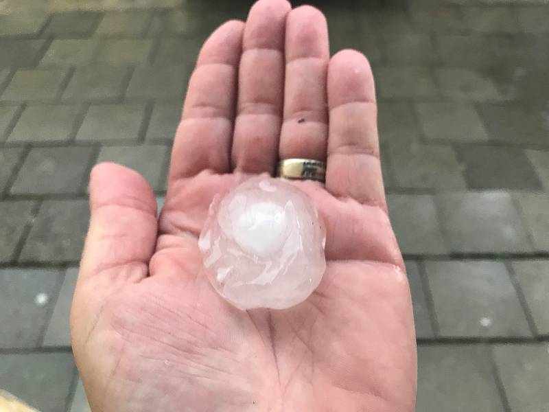 Nad Olomoucí se 1.7.2019 přehnala bouřka provázená krupobití. Kroupy dosahovaly velikosti holubího vejce a způsobili škody na autech a dalším majetku.