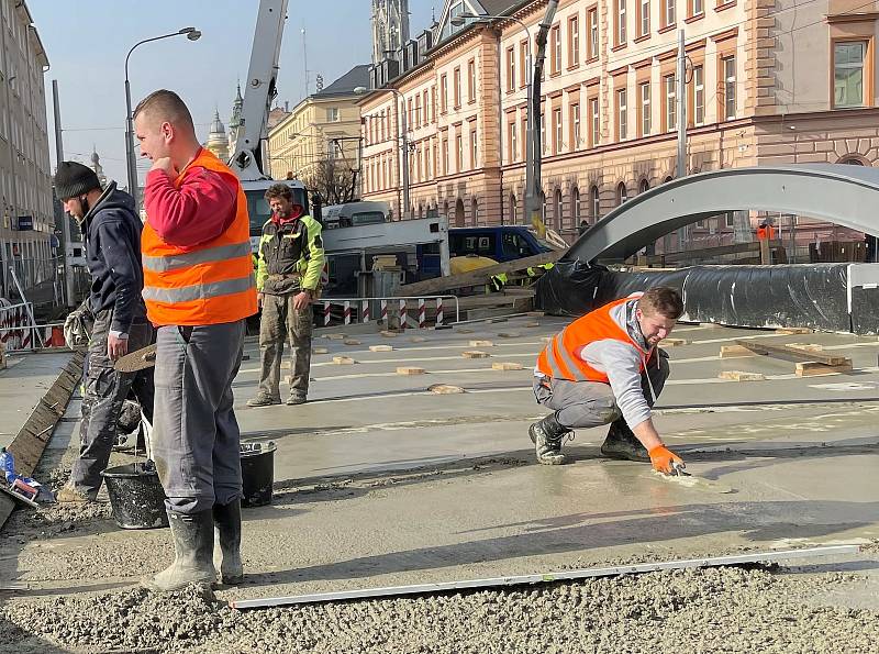 Betonování mostu v Masarykově třídě v Olomouci, 24. února 2021