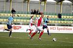 Fotbalisté 1. HFK Olomouc (v modrém) podlehli na domácím hřišti Kroměříži 1:2