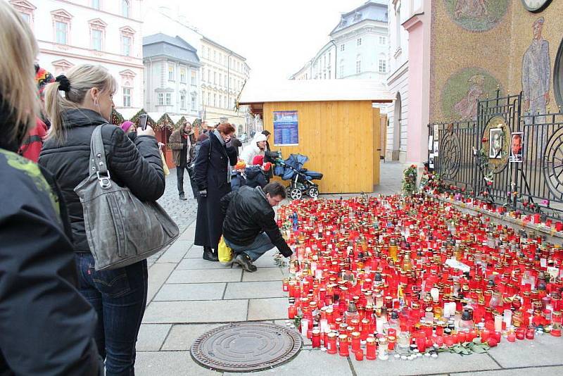 Olomoučtí občané se naposledy rozloučili s Václavem Havlem na Horním náměstí.