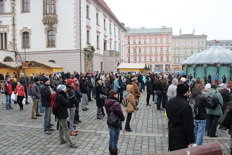 Olomoučtí občané se naposledy rozloučili s Václavem Havlem na Horním náměstí.