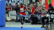 Stephen Kibet jako první vbíhá do cíle Olomouckého půlmaratonu