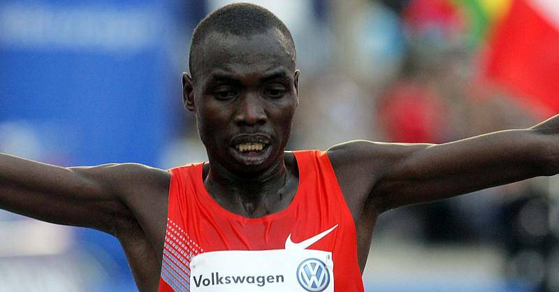 Stephen Kibet jako první vbíhá do cíle Olomouckého půlmaratonu