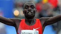 Stephen Kibet jako první vbíhá do cíle Olomouckého půlmaratonu