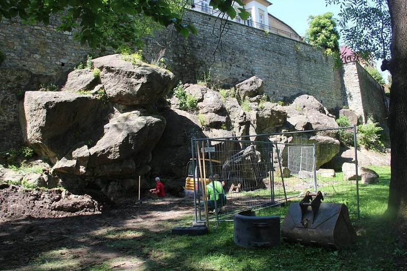 V Bezručových sadech v Olomouci začaly práce na obnově umělého vodopádu, 3. června 2021