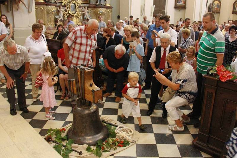 Olomoucký arcibiskup Jan Graubner v neděli 28. srpna požehnal v Zábřehu zvon svatý František