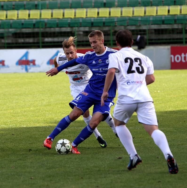 Fotbalisté Holice (v bílém) prohráli se Sigmou B 0:2.