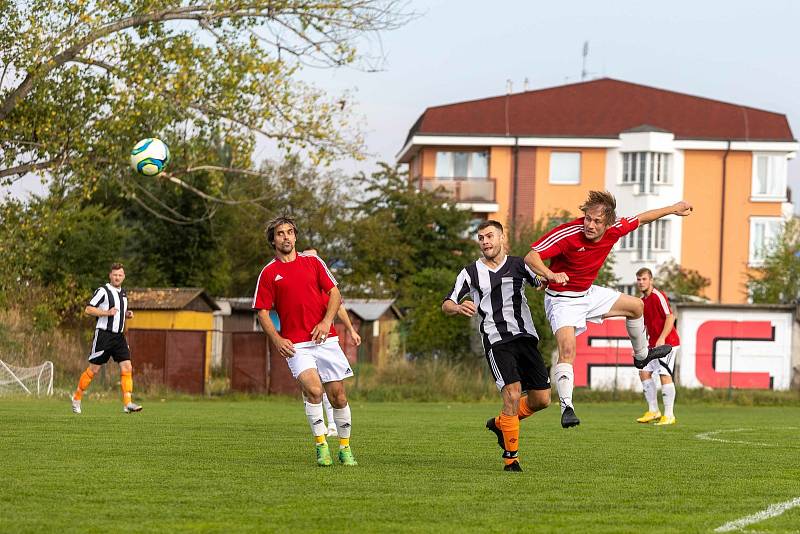 Fotbalisté Hodolan (v pruhované) porazili Červenku 5:1