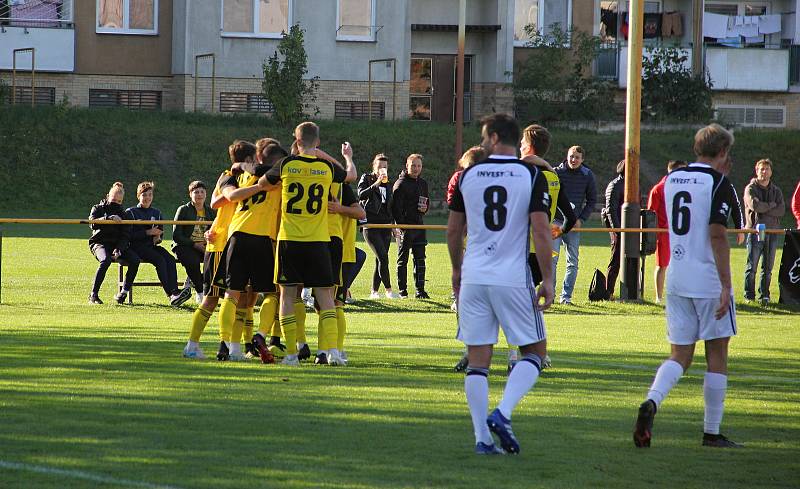 Nové Sady (ve žlutém) prohráli v olomouckém divizním derby s 1. HFK Olomouc doma 3:4.