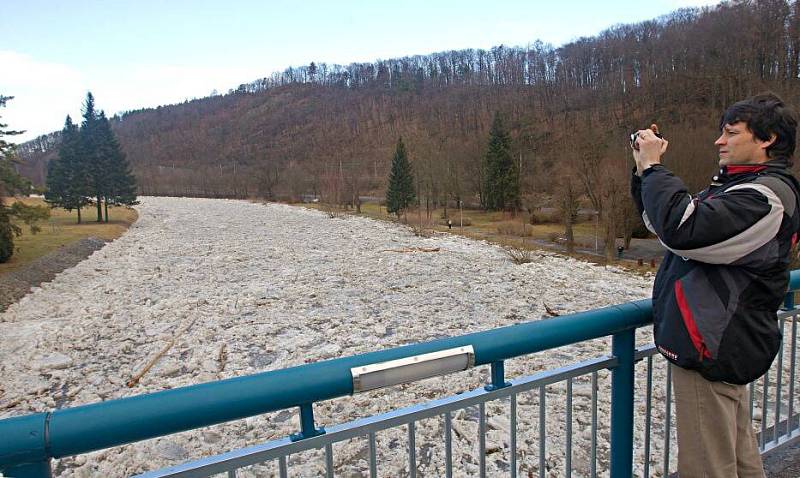 Únor 2012. Ledové kry ucpaly řeku Bečvu v Teplicích nad Bečvou.