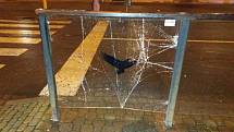 Takto dopadla skleněná výplň zábradlí na zastávce Okresní soud po útoku vandala