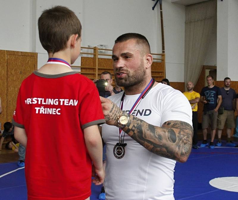 Karlos Terminátor Vémola zavítal na turnaj mladých zápasníků v Olomouci.