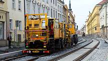 Rekonstruovaná ulice 1.máje v Olomouci se třese - na kolejích řádí podbíječka