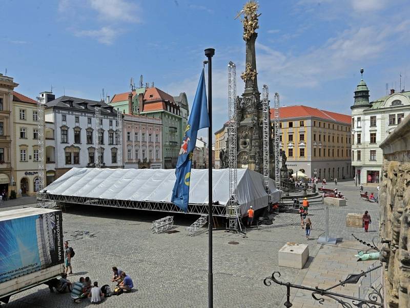 Výstavba pódia pro festival Colores flamencos na Horním náměstí v Olomouci