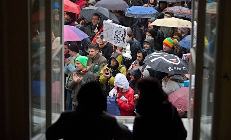 Protest studentů UP proti školské reformě na nádvoří filozofické fakulty 