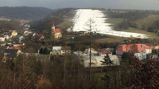 Sjezdovka v Hlubočkách u Olomouce s umělým sněhem. Skutečného je tuto zimu minimum. Ilustrační foto