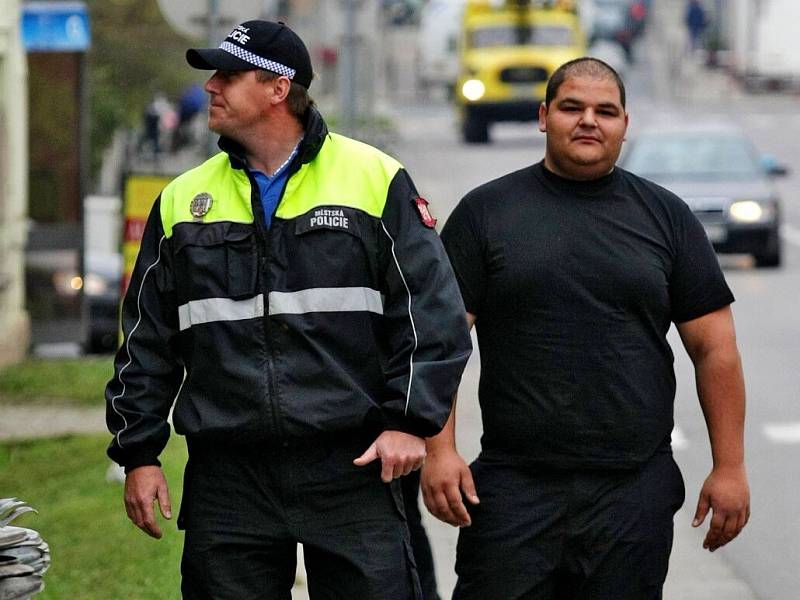 Romský asistent prevence kriminality na obchůzce s městskou policií. Ilustrační foto