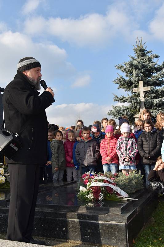 Uctění památky Jana Opletala na hřbitově v Nákle