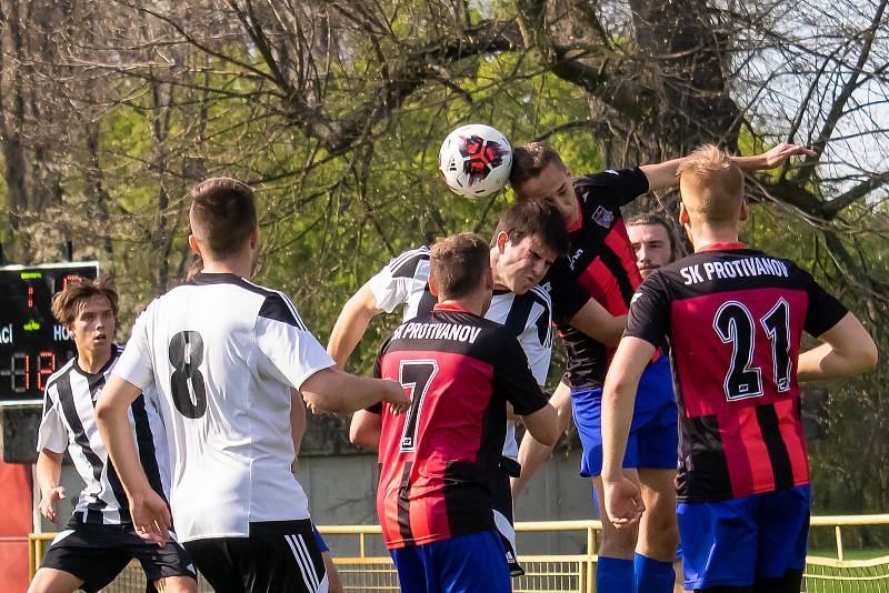 Fotbalisté Dubu nad Moravou (v bílo-černém) porazili Protivanov 2:1.