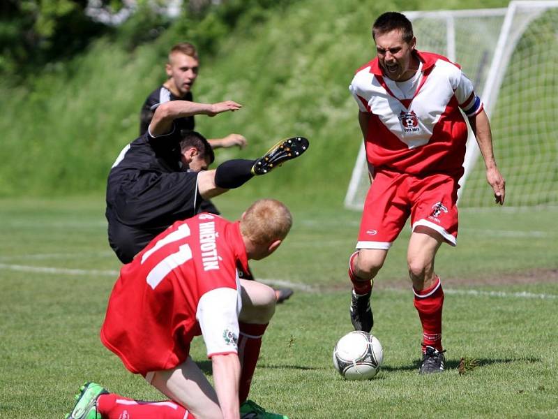 Rezerva HFK Olomouc (v černém) proti Hněvotínu