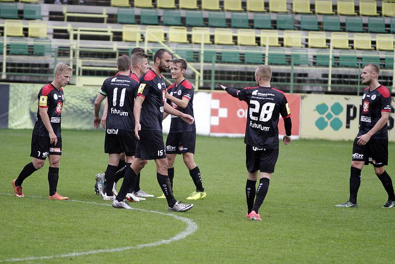 Fotbalisté 1. HFK Olomouc (v bílém) podlehli ve třetím kole domácího poháru Hradci Králové 1:8