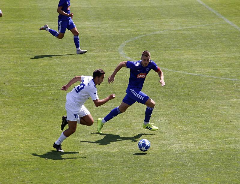 Fotbalisté Sigmy B (v modrém) prohráli s Frýdkem-Místkem 0:2.